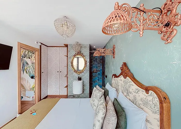 Alhambra Deco Homtels *